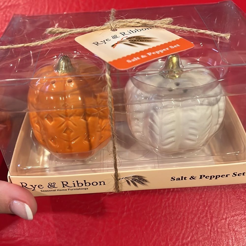 NWT pumpkin salt and pepper shakers - Picture 2 of 2